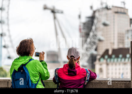 Londres, Royaume-Uni - 12 septembre 2018 : les touristes personnes prenant photo ou photo photographier par London Eye River Thames avec téléphone à Victoria Embankment Banque D'Images