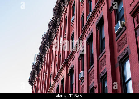 Façade rouge typique d'un immeuble brownstone de Harlem, Manhattan, New York City, USA Banque D'Images