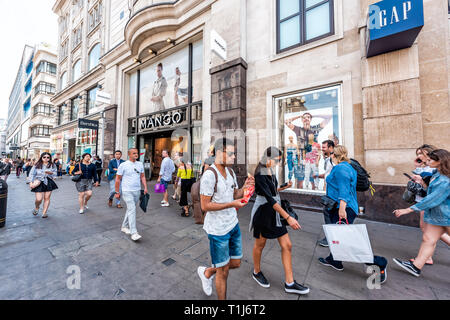 Londres, Royaume-Uni - 24 juin 2018 : Beaucoup de gens foule walking on sidewalk street shopping à Mango store durant la journée en ville de monde occupé Banque D'Images