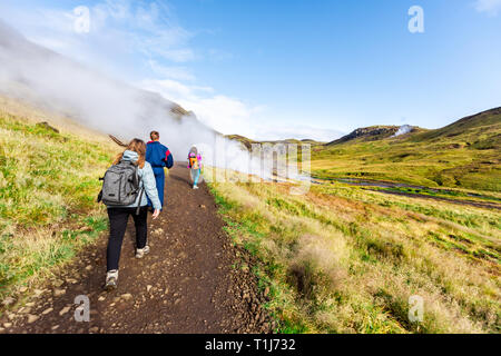 Hveragerdi, Islande - 18 septembre 2018 : Hot Springs de Reykjadalur road trail avec de la vapeur d'évent fumerolles au cours de jour de l'automne Golden circle avec les gens o Banque D'Images