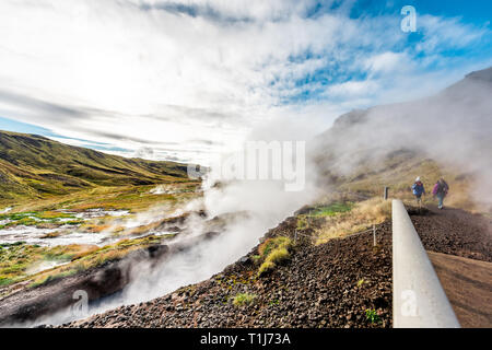 Hveragerdi, Islande - 18 septembre 2018 : Hot Springs de Reykjadalur road trail avec avec des gens sur le sentier et à vapeur vapeur fumerolle vent au cours de journée d'automne Banque D'Images