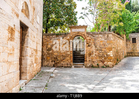 San Quirico d'Orcia, Italie Street alley vide personne sur route en petite ville médiévale, village de la Toscane au cours de journée d'été l'architecture en pierre w Banque D'Images