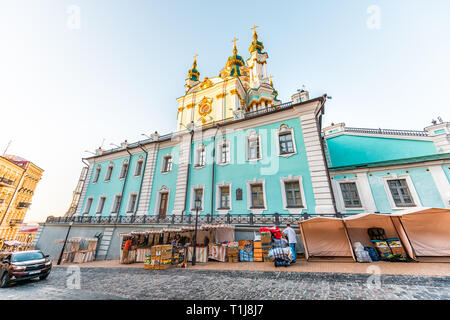 Kiev, Ukraine - le 10 août 2018 : St Andrew's Church façade extérieure pendant le coucher du soleil à Kiev descente Andriyivskyi uzviz street Banque D'Images