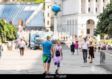 Kiev, Ukraine - le 12 août 2018 : l'indépendance ou de Maidan Nezalezhnosti Square dans le centre-ville avec les gens et globe monument couple Banque D'Images