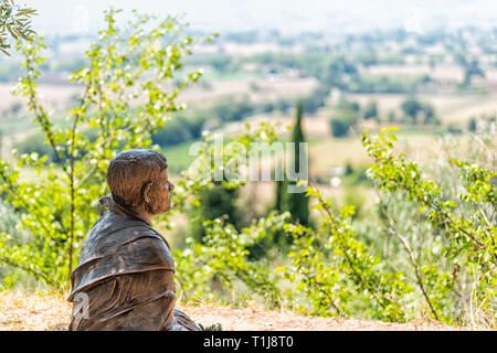 Assisi, Italie - 29 août 2018 : Ville ou village ville en Ombrie avec San Damiano sculpture de l'église au cours de journée ensoleillée et vue sur campagne Banque D'Images