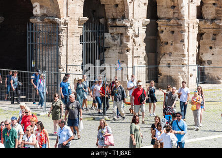 Rome, Italie - le 4 septembre 2018 : De nombreuses personnes groupe touristes sortant par portes de sortie du Colisée amphithéâtre sur journée ensoleillée sur Visite guidée Banque D'Images