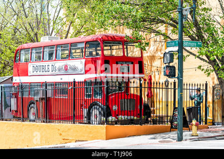 Asheville, États-Unis - 19 Avril 2018 : double decker bus d's café restaurant à l'extérieur, sur une rue servant des boissons au café et desserts en Caroline du Nord Banque D'Images