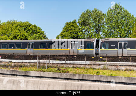 Atlanta, États-Unis - 20 Avril 2018 : Metropolitan Atlanta Rapid Transit Authority Marta Subway train transports en équitation à l'extérieur piscine en plein air derrière fen Banque D'Images