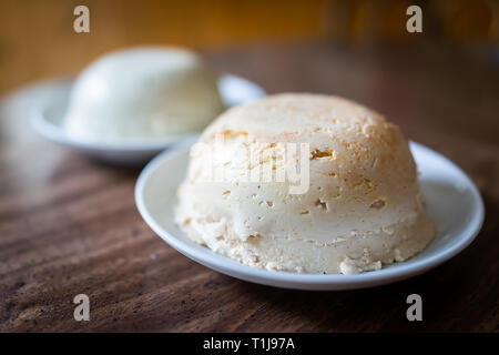 Libre de deux plaques avec des boules de fromage vegan sur table de cuisine en bois faite de noix et amandes mousse d'algues Banque D'Images