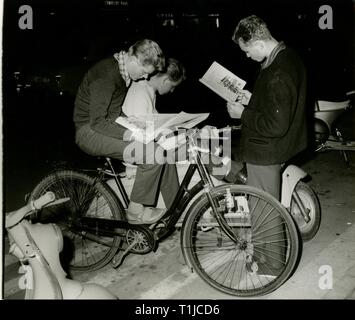 Les gens, jeunesse / ado, jeunes hommes lisant le journal le soir, Munich, 1950 Additional-Rights Clearance-Info-Not-Available- Banque D'Images