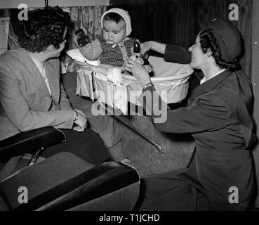 Transport / Transport, l'aviation, les avions de ligne, Douglas DC-6 de la compagnie aérienne scandinave SAS, vue sur l'intérieur du système, une hôtesse de l'air joue avec un bébé, vol de Frankfurt am Main à Rio de Janeiro, fin des années 50, Additional-Rights Clearance-Info-Not-Available- Banque D'Images