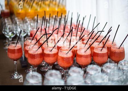 De verres de vin chaud et diverses boissons alcoolisées. Banque D'Images
