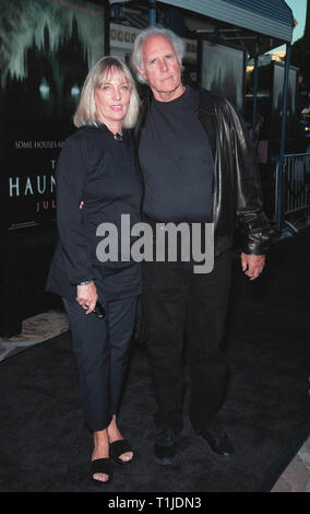 LOS ANGELES, CA - le 20 juillet 1999 : l'Acteur BRUCE DERN & épouse Andrea Beckett à la première de 'The Haunting' dans laquelle il stars avec Liam Neeson, Catherine Zeta-Jones et Lili Taylor. © Paul Smith / Featureflash Banque D'Images