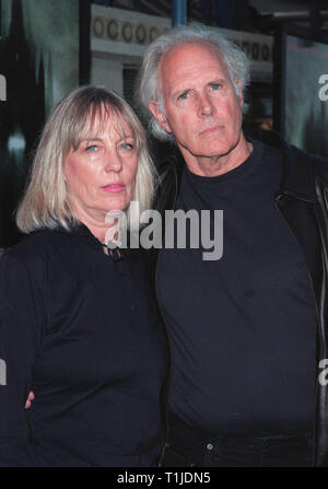 LOS ANGELES, CA - le 20 juillet 1999 : l'Acteur BRUCE DERN & épouse Andrea Beckett à la première de 'The Haunting' dans laquelle il stars avec Liam Neeson, Catherine Zeta-Jones et Lili Taylor. © Paul Smith / Featureflash Banque D'Images