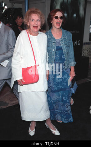 LOS ANGELES, CA - le 20 juillet 1999 : 'Titanic' stars GLORIA STUART (à gauche) & FRANCES FISHER lors de la première de "La Hantise" à Los Angeles. © Paul Smith / Featureflash Banque D'Images