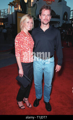 LOS ANGELES, CA - le 22 juillet 1999 : l'Acteur Greg Kinnear et épouse, ancien modèle HELEN LABDON, lors de la première mondiale de son nouveau film 'Mystère' Hommes à Universal City, Hollywood. © Paul Smith / Featureflash Banque D'Images