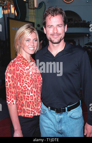 LOS ANGELES, CA - le 22 juillet 1999 : l'Acteur Greg Kinnear et épouse, ancien modèle HELEN LABDON, lors de la première mondiale de son nouveau film 'Mystère' Hommes à Universal City, Hollywood. © Paul Smith / Featureflash Banque D'Images