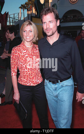 LOS ANGELES, CA - le 22 juillet 1999 : l'Acteur Greg Kinnear et épouse, ancien modèle HELEN LABDON, lors de la première mondiale de son nouveau film 'Mystère' Hommes à Universal City, Hollywood. © Paul Smith / Featureflash Banque D'Images