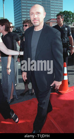 LOS ANGELES, CA - 25 juillet 1999 : l'Acteur HECTOR ELIZONDO au Los Angeles premiere de 'Runaway Bride' dans lequel il stars avec Richard Gere et Julia Roberts. © Paul Smith/Featureflash Banque D'Images