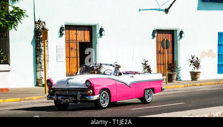 La Havane, Cuba - 25 juillet 2018 : UN 1956 Ford Fairlane convertible rose et blanc taxi à La Havane Cuba autour de la conduite à l'intention des passagers. Banque D'Images