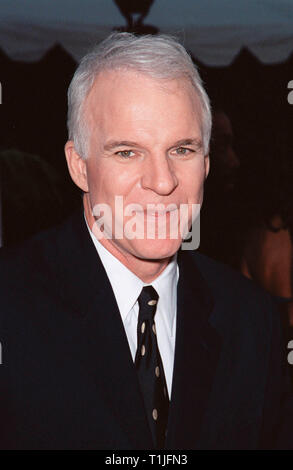 LOS ANGELES, CA - le 10 août 1999 : l'acteur Steve Martin à la Los Angeles première de son nouveau film 'Bowfinger' dans laquelle il stars avec Eddie Murphy & Heather Graham. © Paul Smith / Featureflash Banque D'Images