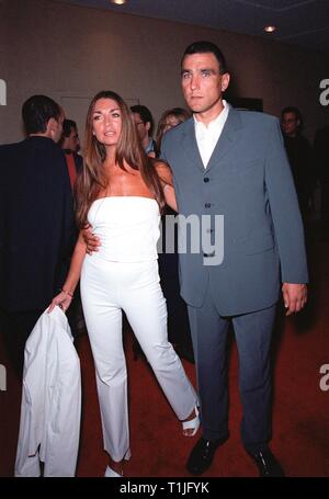 LOS ANGELES, CA - le 17 août 1999 : l'acteur est footballeur Vinnie Jones & épouse Tonya au Los Angeles premiere de "mickey Blue Eyes' qui stars Hugh Grant. © Paul Smith / Featureflash Banque D'Images