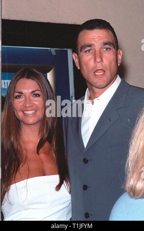 LOS ANGELES, CA - le 17 août 1999 : l'acteur est footballeur Vinnie Jones & épouse Tonya au Los Angeles premiere de "mickey Blue Eyes' qui stars Hugh Grant. © Paul Smith / Featureflash Banque D'Images