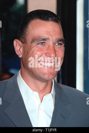 LOS ANGELES, CA - le 17 août 1999 : l'acteur est footballeur Vinnie Jones au Los Angeles premiere de "mickey Blue Eyes' qui stars Hugh Grant. © Paul Smith / Featureflash Banque D'Images