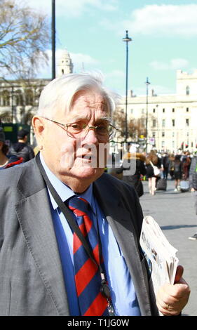 Baron Tomlinson de Walsall dans la Cité de Westminster le 25 mars 2019. Lords. Pairs. Membres de la Chambre des lords. Des politiciens britanniques. Constitution britannique. Les rues de Londres. Rues de Westminster. Auteur du titre du livre The March of Political Extremism in Britain. Page du portfolio Russell Moore. Banque D'Images