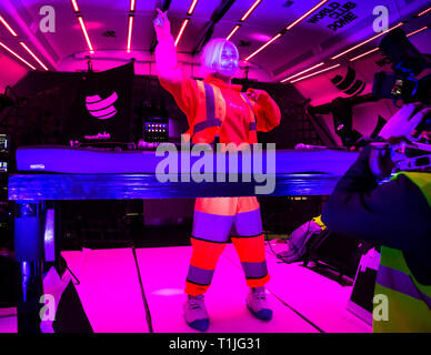 Gravité Zéro discothèque avec DJ Soda et DJ Le Shuuk à bord de 0 G dans l'aéroport de Francfort, Allemagne Banque D'Images