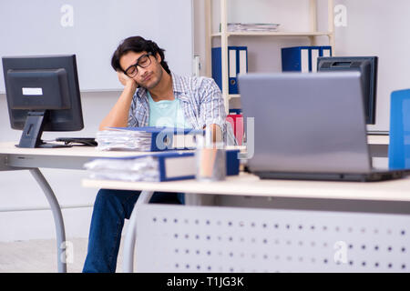 Spécialiste en informatique travaillant dans le bureau Banque D'Images