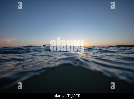 Un coucher de soleil en fin de soirée dans le sud du Devon. Ce beau rocher se tient dehors en mer du Sud gardiennage, sables bitumineux Thurlestone Milton Banque D'Images