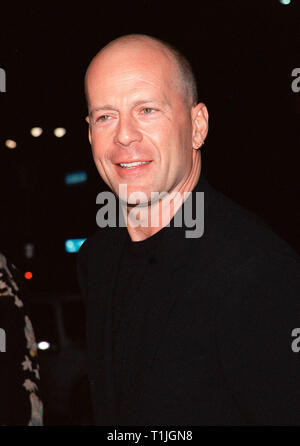 LOS ANGELES, CA. 13 octobre 1999 : l'Acteur Bruce Willis au Los Angeles premiere de 'l'histoire de nous' dans lequel il stars avec Michelle Pfeiffer. © Paul Smith / Featureflash Banque D'Images