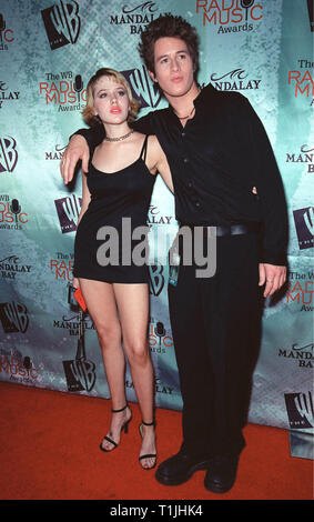 LAS VEGAS, NV. 28 octobre 1999 : les acteurs Brendan Fehr & Majandra Delfino, stars de la série TV 'Roswell', au prix de la musique de la Radio de la BM au Mandalay Bay Resort & Casino, Las Vegas. © Paul Smith / Featureflash Banque D'Images