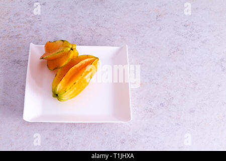 Star fruit avec fond blanc Banque D'Images