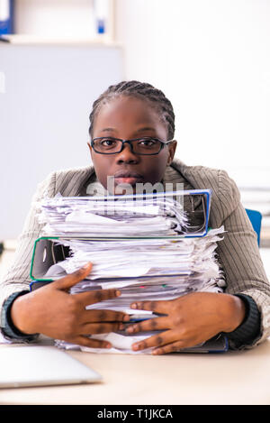 Black femme employée mécontente de l'excès de travail Banque D'Images