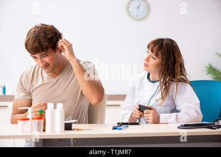 Patient avec problème auditif visiter médecin oto-rhino-laryngologiste Banque D'Images