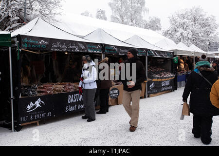 JOKKMOKK, Suède Le 08 février, 2019. Les gens se déplacent entre les stands. Industrielle, artisanale et quelque chose à manger. Usage éditorial. Banque D'Images