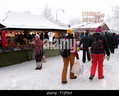 JOKKMOKK, Suède Le 08 février, 2019. Les gens se déplacent entre les stands. Industrielle, artisanale et quelque chose à manger. Usage éditorial. Banque D'Images