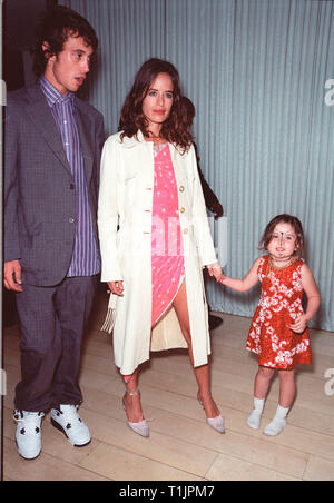 LOS ANGELES, CA. 05 novembre 1999 : Designer Jade Jagger (fille de Mick Jagger), petit ami Dan MacMILLAN & fille AMBER à la réception à Los Angeles pour l'exposition de photos de leurs Inc. Jade spring-summer 2000 collection. © Paul Smith / Featureflash Banque D'Images