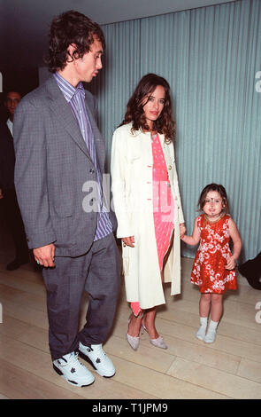 LOS ANGELES, CA. 05 novembre 1999 : Designer Jade Jagger (fille de Mick Jagger), petit ami Dan MacMILLAN & fille AMBER à la réception à Los Angeles pour l'exposition de photos de leurs Inc. Jade spring-summer 2000 collection. © Paul Smith / Featureflash Banque D'Images