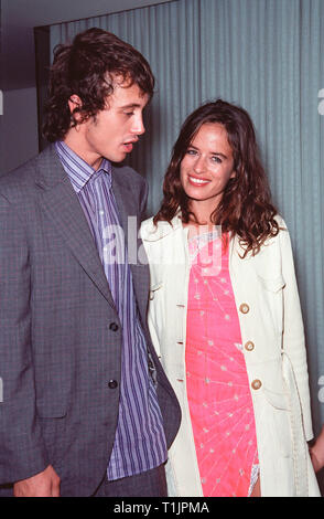 LOS ANGELES, CA. 05 novembre 1999 : Designer Jade Jagger (fille de Mick Jagger), petit ami Dan Macmillan à la réception à Los Angeles pour l'exposition de photos de leurs Inc. Jade spring-summer 2000 collection. © Paul Smith / Featureflash Banque D'Images