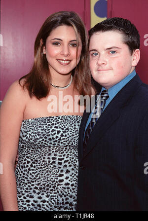 LOS ANGELES, CA. Novembre 08, 1999 : l'actrice Jamie-Lynn Sigler, qui joue le « prairie' & soprano, Robert Iler, l'acteur qui joue 'Anthony Soprano Jr,' au Hollywood Reporter Youngstar Awards où ils ont remporté la Meilleure jeune actrice et acteur dans un plat DramaSeries award pour "The Sopranos". © Paul Smith / Featureflash Banque D'Images