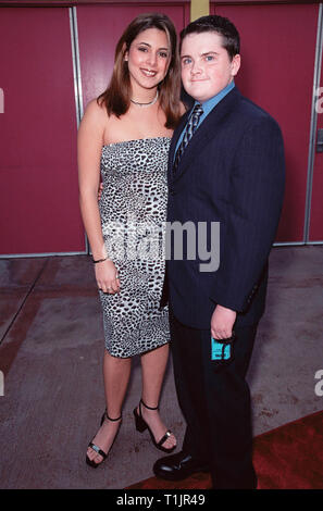 LOS ANGELES, CA. Novembre 08, 1999 : l'actrice Jamie-Lynn Sigler, qui joue le « prairie' & soprano, Robert Iler, l'acteur qui joue 'Anthony Soprano Jr,' au Hollywood Reporter Youngstar Awards où ils ont remporté la Meilleure jeune actrice et acteur dans un plat DramaSeries award pour "The Sopranos". © Paul Smith / Featureflash Banque D'Images