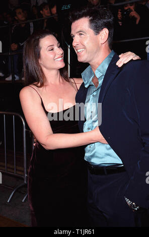 LOS ANGELES, CA. 09 novembre 1999 : l'Acteur Pierce Brosnan & Amie Keeley Shaye-Smith à la première mondiale, à Los Angeles, du nouveau film de James Bond "Le Monde ne suffit pas'. © Paul Smith / Featureflash Banque D'Images