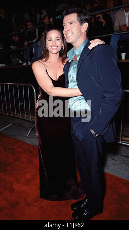 LOS ANGELES, CA. 09 novembre 1999 : l'Acteur Pierce Brosnan & Amie Keeley Shaye-Smith à la première mondiale, à Los Angeles, du nouveau film de James Bond "Le Monde ne suffit pas'. © Paul Smith / Featureflash Banque D'Images