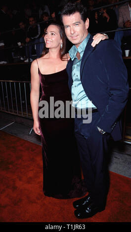 LOS ANGELES, CA. 09 novembre 1999 : l'Acteur Pierce Brosnan & Amie Keeley Shaye-Smith à la première mondiale, à Los Angeles, du nouveau film de James Bond "Le Monde ne suffit pas'. © Paul Smith / Featureflash Banque D'Images