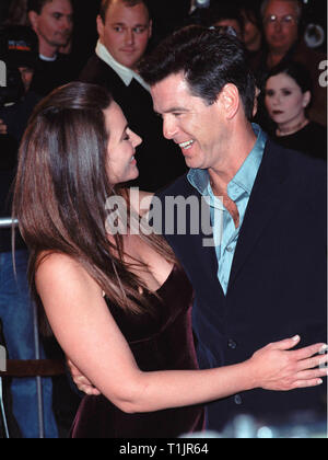 LOS ANGELES, CA. 09 novembre 1999 : l'Acteur Pierce Brosnan & Amie Keeley Shaye-Smith à la première mondiale, à Los Angeles, du nouveau film de James Bond "Le Monde ne suffit pas'. © Paul Smith / Featureflash Banque D'Images