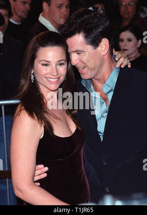 LOS ANGELES, CA. 09 novembre 1999 : l'Acteur Pierce Brosnan & Amie Keeley Shaye-Smith à la première mondiale, à Los Angeles, du nouveau film de James Bond "Le Monde ne suffit pas'. © Paul Smith / Featureflash Banque D'Images