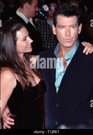 LOS ANGELES, CA. 09 novembre 1999 : l'Acteur Pierce Brosnan & Amie Keeley Shaye-Smith à la première mondiale, à Los Angeles, du nouveau film de James Bond "Le Monde ne suffit pas'. © Paul Smith / Featureflash Banque D'Images